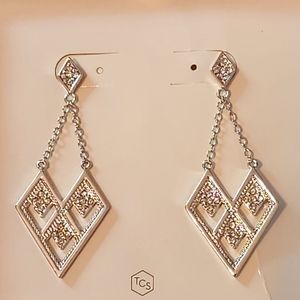 Silver dangle earrings from Touchstone Crystal by Swarovski. Bonita.
